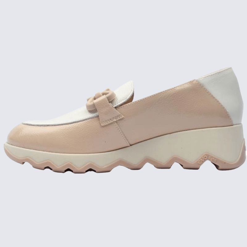 Mocassins Wonders, mocassins tendances chaîne métallique femme en cuir vernis rose et blanc