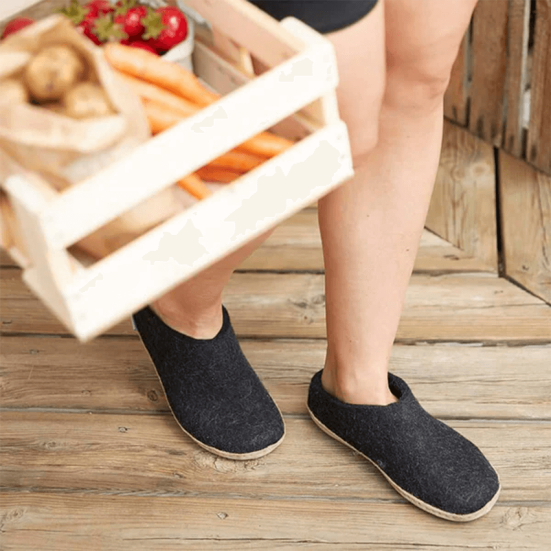 Chaussons Glerups, modèle Slip-On mixte en laine naturelle charbon de bois