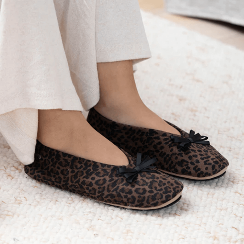 Chaussons Isotoner, chaussons chic et léger femme en textile léopard marron