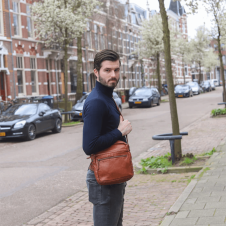Sac à bandoulière Bear, sac bandoulière unisexe en cuir cognac Sac à bandoulière Bear, sac bandoulière unisexe en cuir cognac